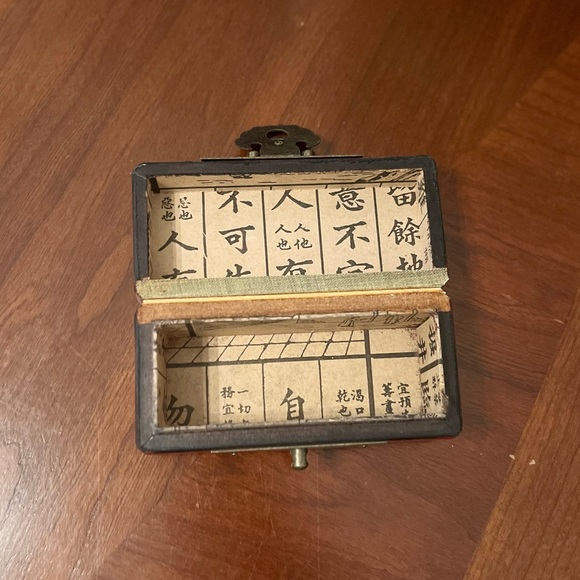 Small Gold & Red Chinese Wood Box - Picture 2 of 4